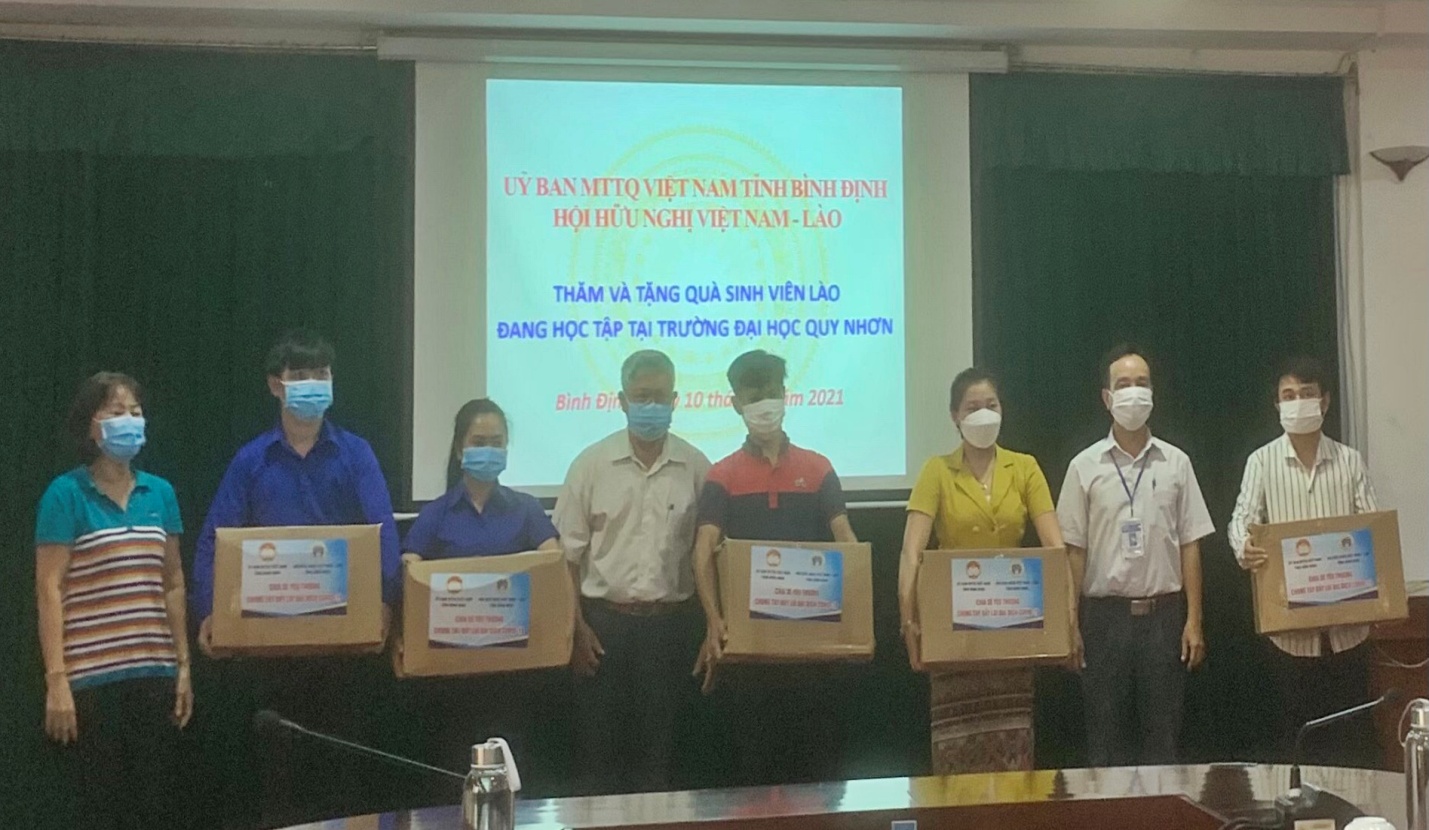 Lãnh đạo Ủy ban MTTQ Việt Nam tỉnh và Lãnh đạo Hội Hữu nghị Việt Nam - Lào trao quà cho đại diện 05 em sinh Lào của Trường Đại học Quy Nhơn